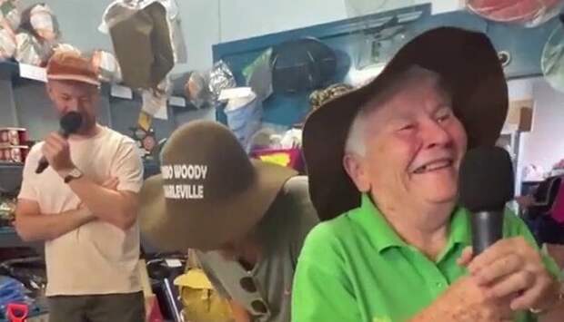 Как бабушка парням свою татуировку показывала