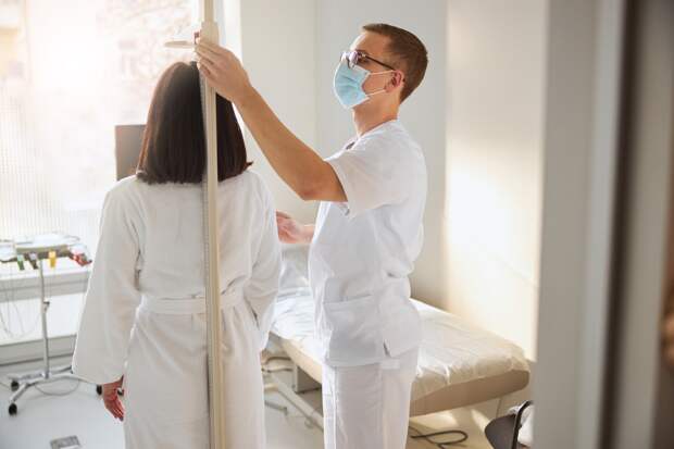 Рост женщины с редким заболеванием уменьшился на 26 сантиметров