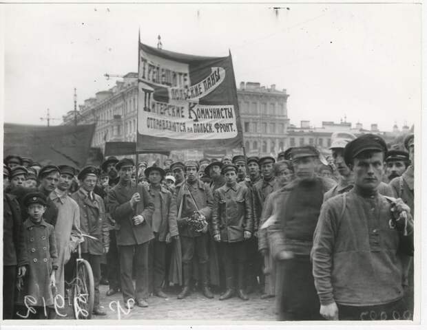 Коммунисты перед отправкой на Польский фронт. 1920 год.