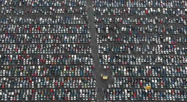 Тысячи новеньких "Ситроенов", прибывших из Франции и не нужных никому, припаркованы в городе Корби, Нортгемптоншир, Великобритания.  авто, факты