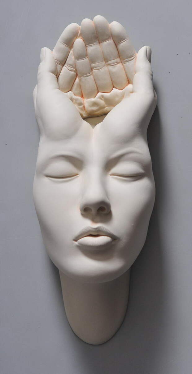 Тянущиеся лица в скульптурах Johnson Tsang Тянущиеся лица в скульптурах Johnson Tsang