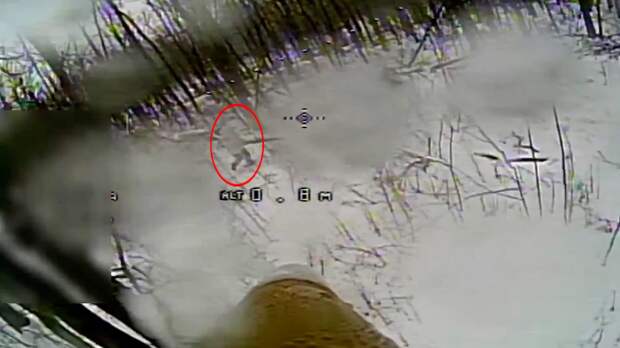 Российский дрон догнал украинского боевика по заснеженному лесу