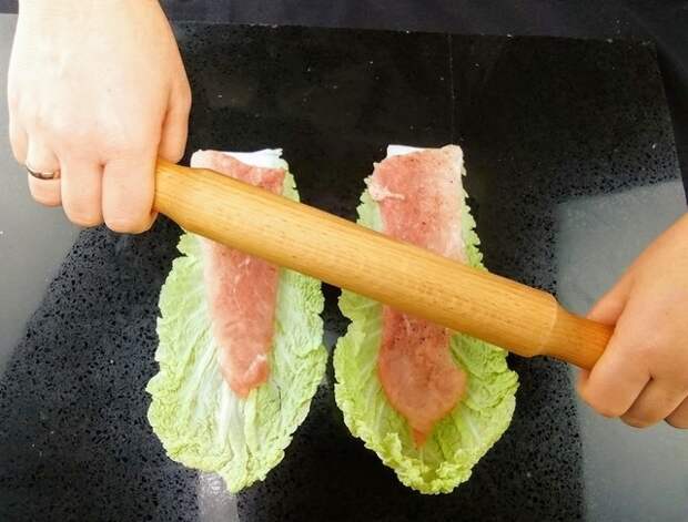 Фото к рецепту: Капустные завиванцы. заворачиваем мясо в лист капусты и заливаем соусом - не голубцы