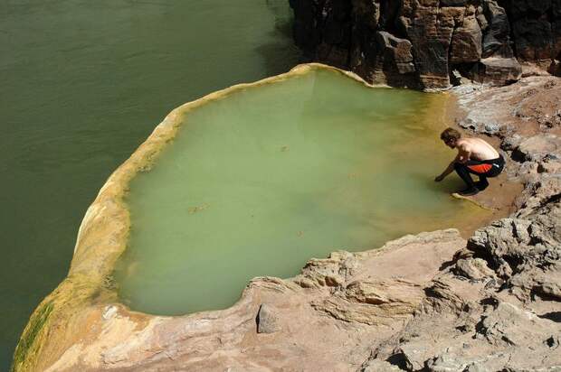 Ядовитый бассейн в Гранд Каньоне (8 фото)