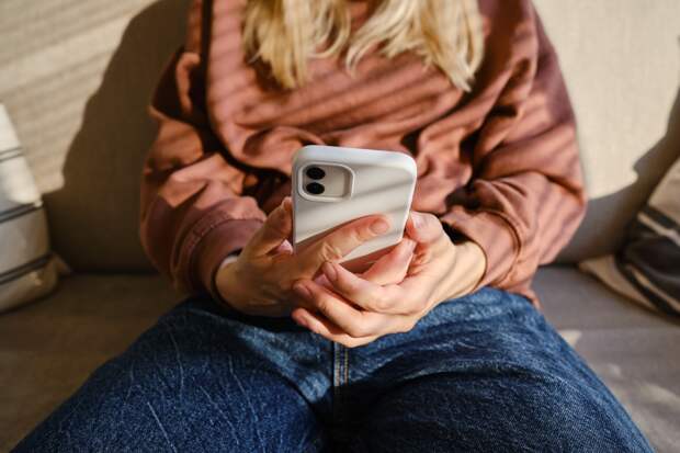 Сообщения с потерянного телефона мужа привели жену на порог дома его любовницы