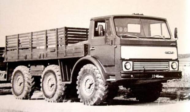 Экспериментальный 5-тонный тягач ЗИЛ-132Р в 1974 году.