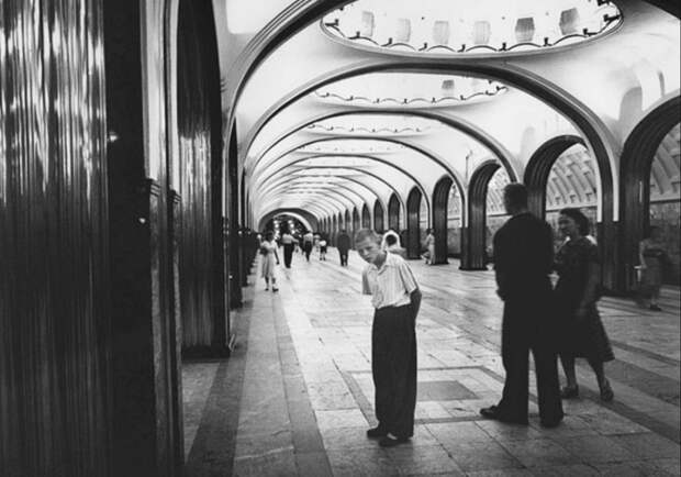 В московском метро, 1955