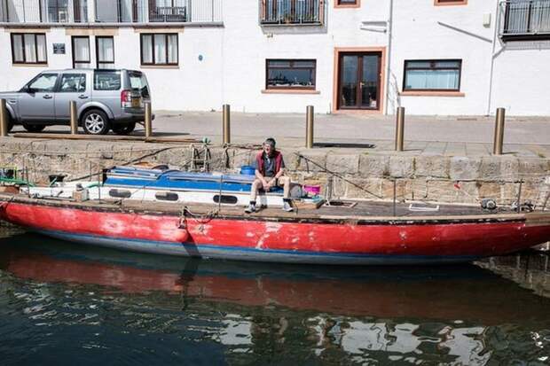 Бывший лесник потратил пять лет на реставрацию яхты, которая затонула через пять минут после спуска