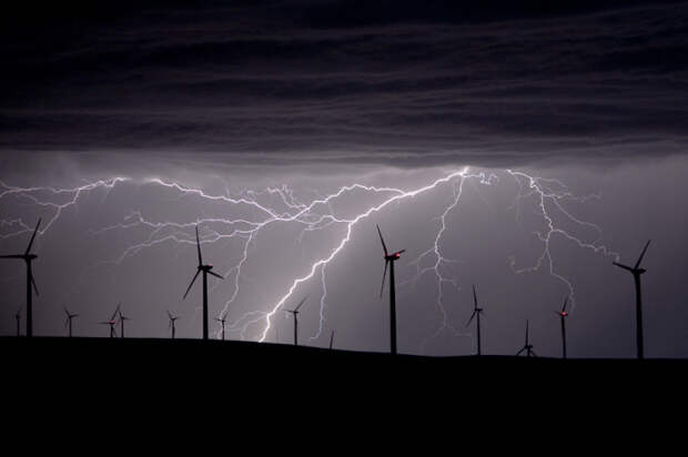Молния над ветропарком. Автор фотографии: Стив Ленц.