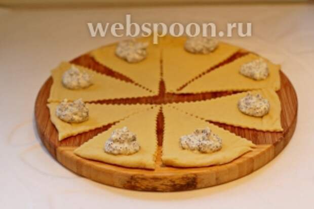 Выложить на каждый сегмент на широкую сторону по 1 ч. л. творожной начинки.