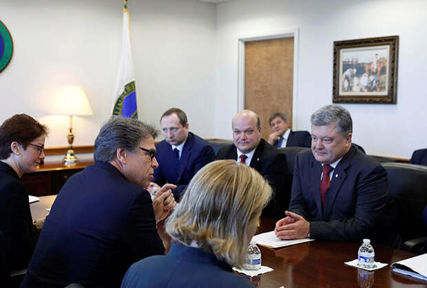 Первым из официальных лиц Порошенко принял министр энергетики США Рик Перри