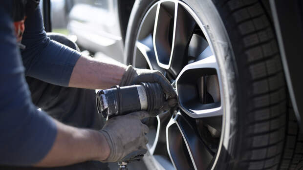 Водителям в Москве посоветовали не менять зимнюю резину до апреля