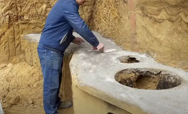 Мужчина выдолбил в горе каменную нору, а потом за год превратил ее в настоящий дом