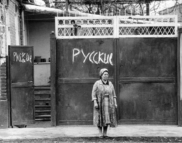 В феврале 1990-го начался погром русскоязычных кварталов. Потом произошло убийство корреспондента ОРТ В.Никулина, расстрел из гранатомета школьного автобуса с детьми российских офицеров. Зверская расправа над православным священником, поджог храма. ©