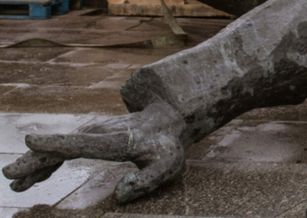 Азаров: потомки недобитых бандеровцев продолжают уничтожать памятники освободителям Украины Азаров: потомки недобитых бандеровцев продолжают уничтожать памятники освободителям Украины