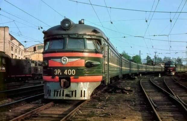 Почему в СССР поезда были только зелеными