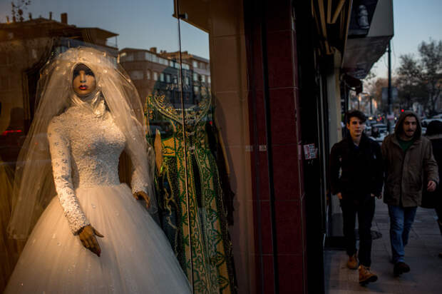 Рафинад в перчатке и замужество в 12 лет: свадебные традиции в разных странах мира