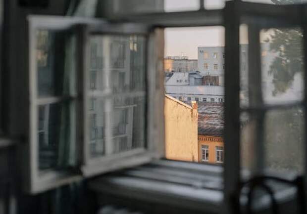 В Петербурге двухлетняя девочка выжила после падения с четвертого этажа