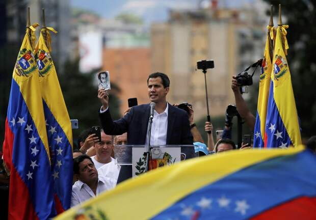 Глава парламента Венесуэлы объявил себя и. о. президента