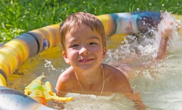 Если ребенок плескается в бассейне, не оставляйте его одного