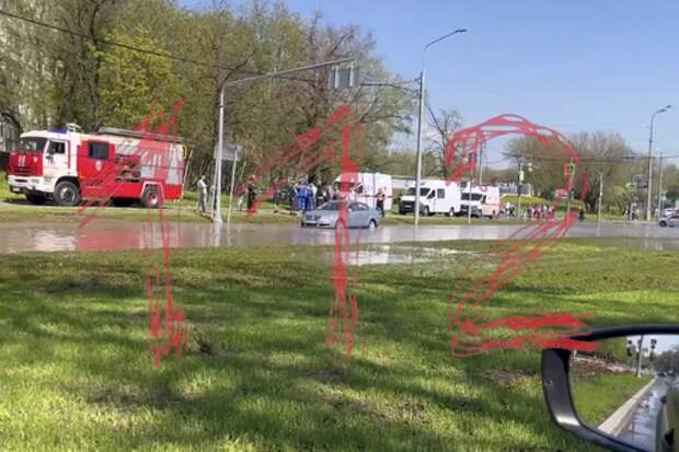 В Москве перекрыли движение на Молдагуловой улице из-за прорыва трубы