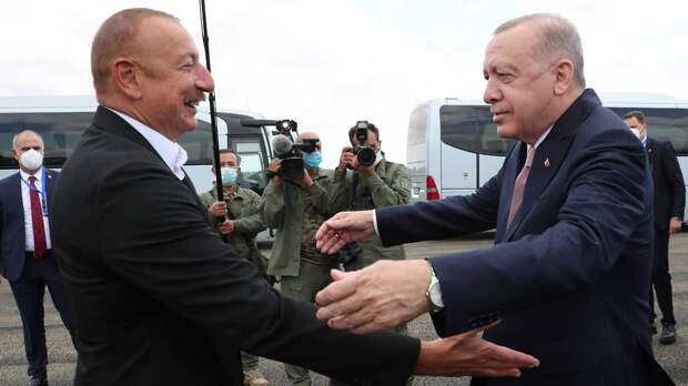 Выйдя к прессе после переговоров с Реджепом Тайипом Эрдоганом (справа), Ильхам Алиев назвал Турцию самой близкой Азербайджану страной, отношения с которой служат примером «уникального союзничества, сотрудничества»