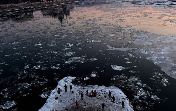 Фотографы снимают Дунай со льдинами в Будапеште