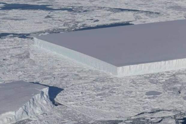27. Странный прямоугольный айсберг в Антарктиде