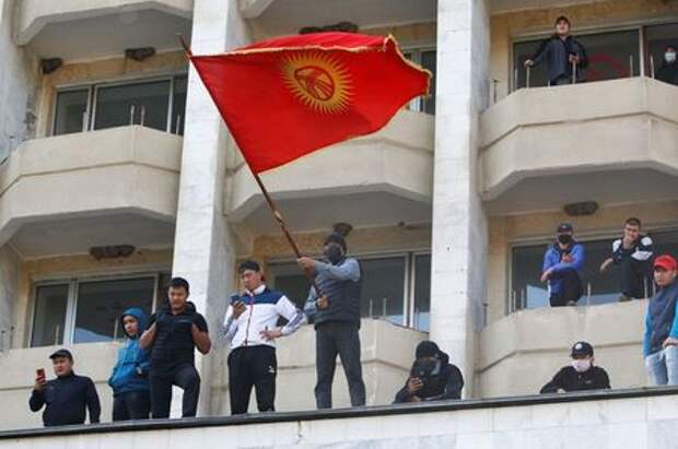 Supporters of Kyrgyzstan's Prime Minister Sadyr Japarov attend a rally in Bishkek, Kyrgyzstan October 15, 2020. REUTERS/Vladimir Pirogov