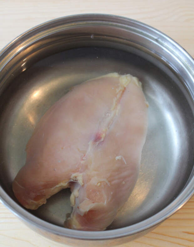 Сколько варить курицу после закипания воды. Куриная грудка в кастрюле. Варка куриной грудки. Вареная куриная грудка.