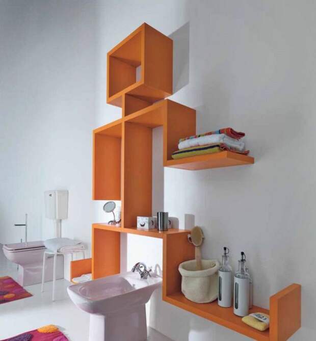 Яркий оранжевый стеллаж в форме человека, который полностью решит вопрос размещения туалетных принадлежностей.