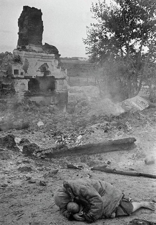 Мать укрывает своего ребенка во время обстрела. Деревня Красная слобода, Брянский фронт 1941 год Мать укрывает своего ребенка во время обстрела. Деревня Красная слобода, Брянский фронт 1941 год