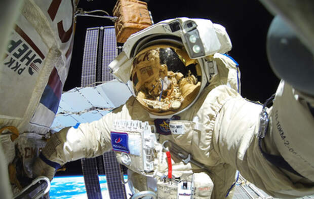 Российские космонавты впервые в 2022 году вышли в открытый космос
