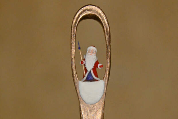 Новосибирский мастер микроминиатюр создал самого маленького в мире Деда Мороза