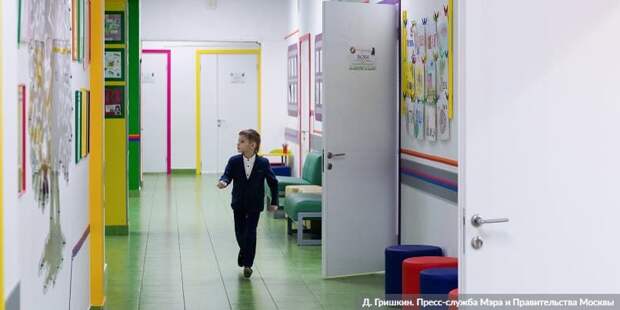 Собянин: В Москве проведено масштабное благоустройство школьных дворов и стадионов