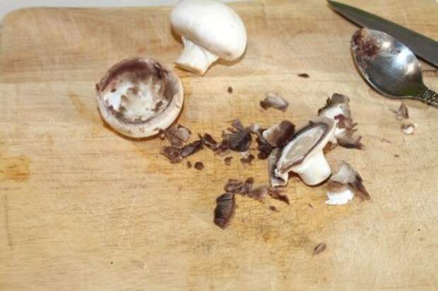 Запеченные грибы, фаршированные сыром, луком и зеленью. Этап: 2