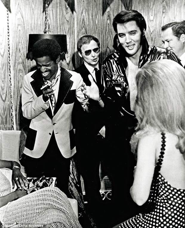 1970 год. Гримерка Элвиса перед концертом архив, знаменитости, интересно, история, редкие снимки, фото, фотоальбом, элвис пресли