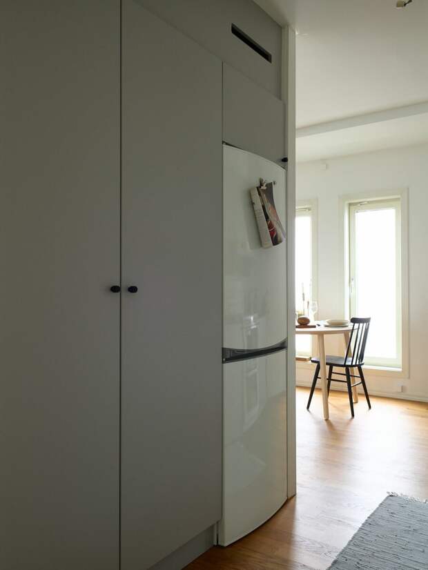 У противоположной стены на кухне также организованы места для хранения домашней утвари. Тут же стоит холодильник