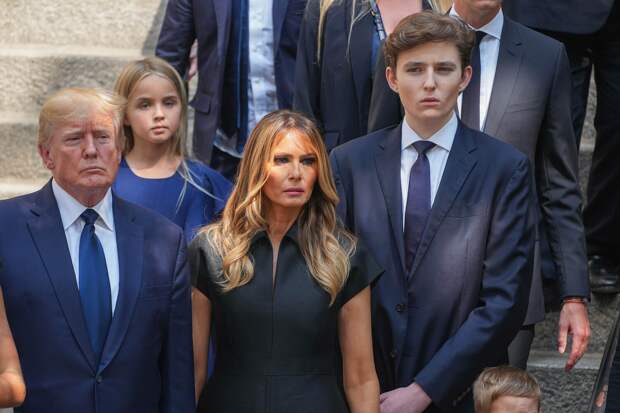 Бэррон Трамп с родителями Дональдом и Меланией Трамп