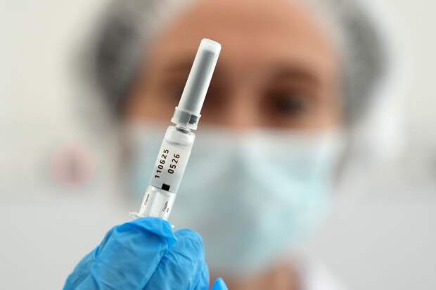 Мишустин сообщил о планах включить российские вакцины от рака в программу ОМС