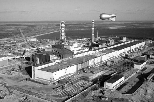 Дирижабль над четвертым энергоблоком Чернобыльской атомной электростанции, 1986 год Владимир Репик/ТАСС