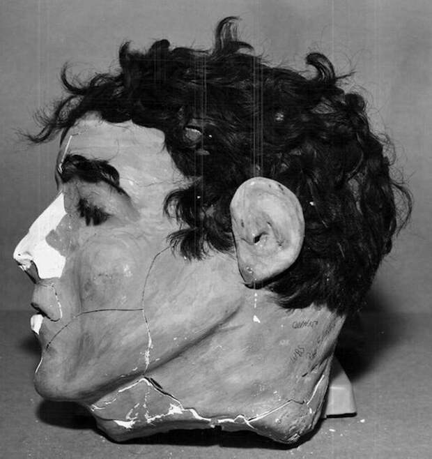 3. Эта голова из папье-маше — одна из тех, что использовали Фрэнк Моррис и Джон и Кларенс Энглин, когда пытались сбежать из Алькатраса в 1962 году