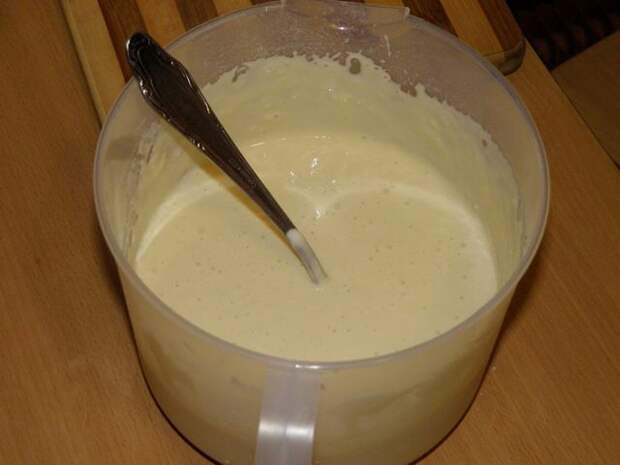 тесто должно получиться как жидкая сметана. пошаговое фото этапа приготовления пирога с капустой