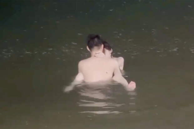 Женщина без смущения занялась сексом с мужчиной на глазах у прохожих