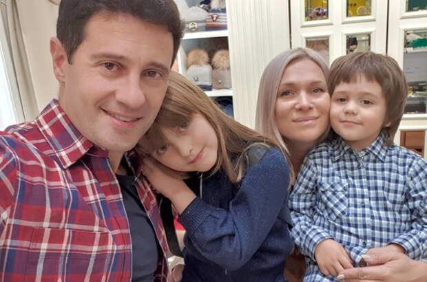 Жизнь Антона Макарского: от успеха в кино до счастливого брака