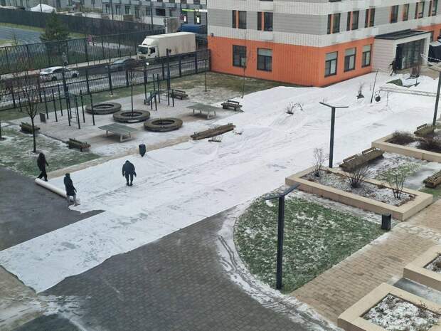 В Москве жителям пытаются поднять новогоднее настроение и стелят снег