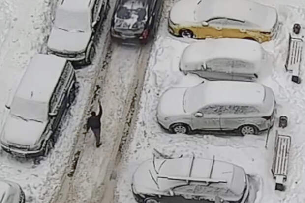 Дорогостоящий Mercedes обстреляли в российском дворе