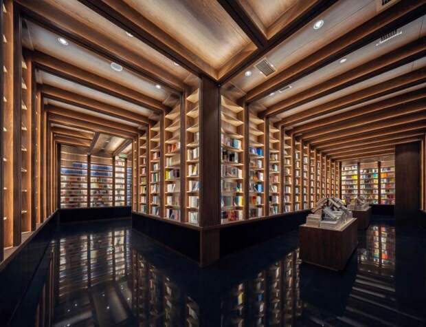 Зеркальные потолки превратили китайский книжный магазин в сказочные лабиринты