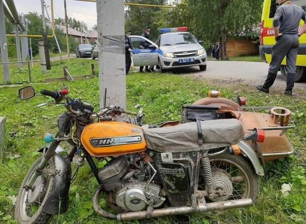 На Урале пьяный отец на мотоцикле с коляской покалечил двух своих детей