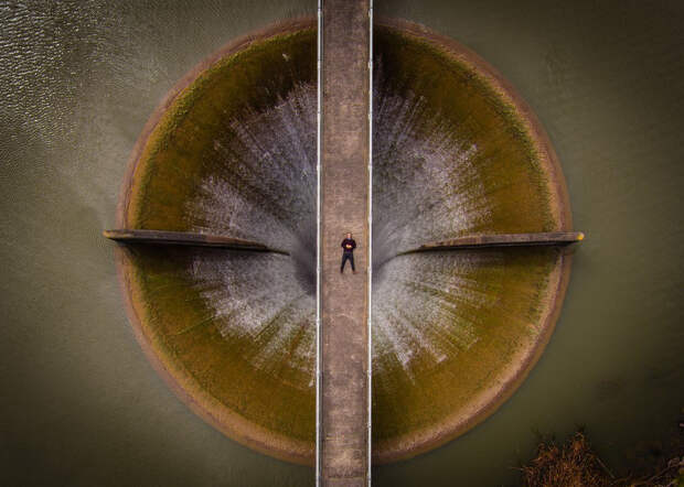 Селфи на водосливе дрон, фотография